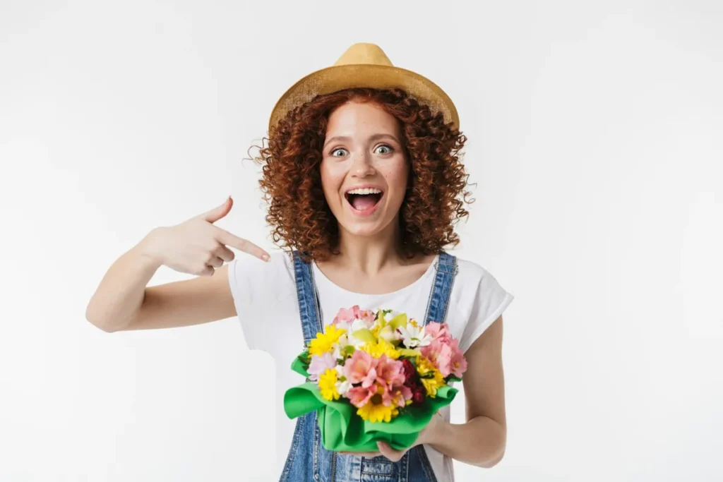 Ragazza sorpresa da una consegna di fiori