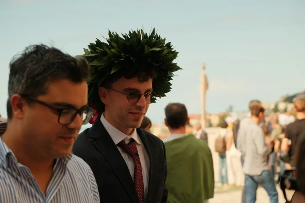 Neolaureato con la corona di alloro per la laurea