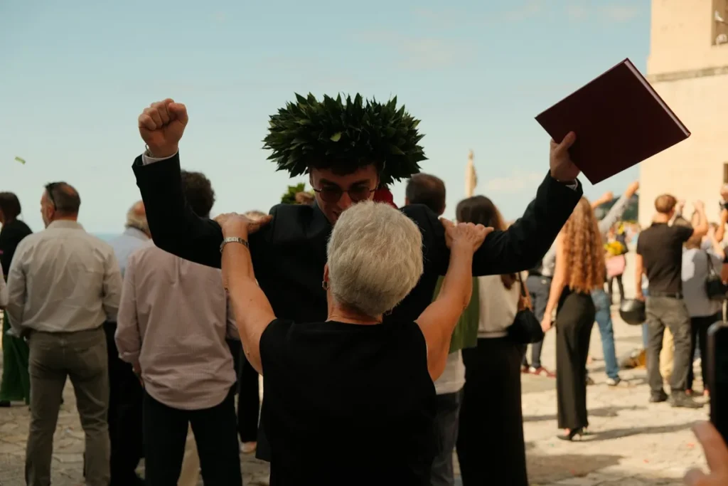 Festa di laurea con la corona di alloro in testa