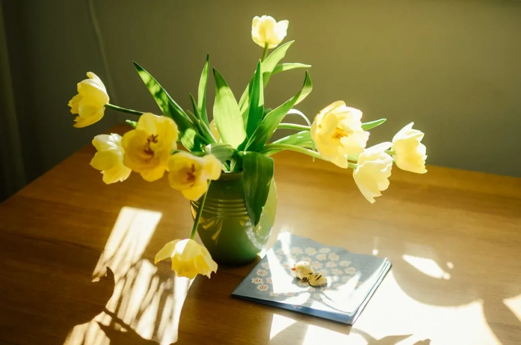 Tulipani gialli sul tavolo, fiori per chi esce dall'ospedale