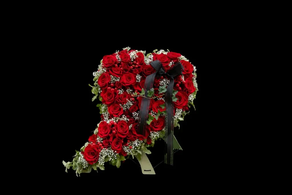 Cuscino funebre a cuore di rose rosse con nastro