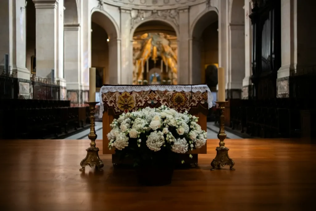 Fiori bianchi sull'altare della chiesa per un funerale