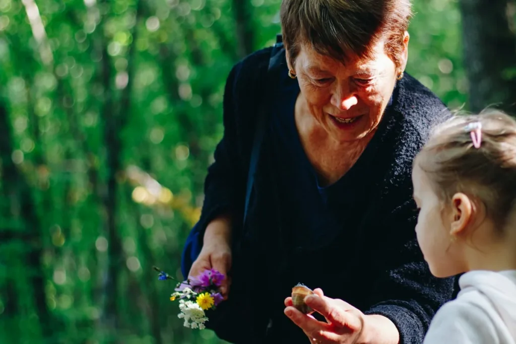 Nonna che regala un mazzolino di fiori alla nipote per la festa dei nonni