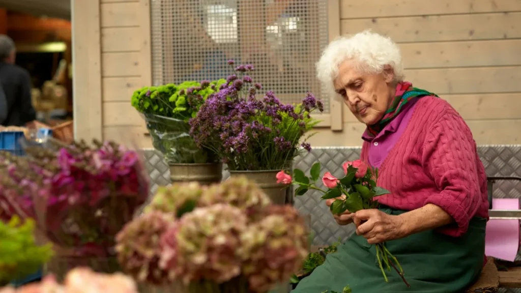 Signora anziana che compone fiori, un'idea di fiori per la festa dei nonni
