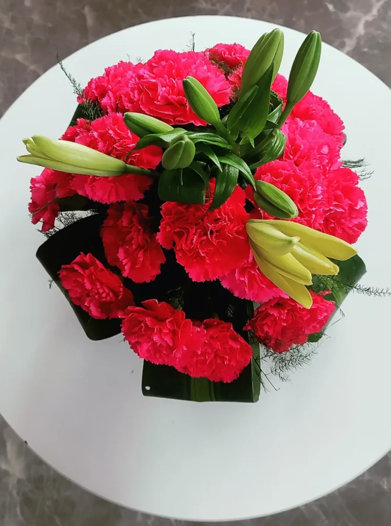 Composizione di garofani rossi, fra i fiori che durano di più nel vaso