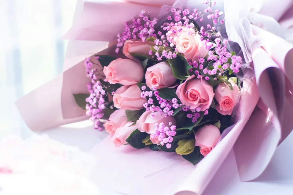 Bouquet rosa di rose e tulipani, fiori per i 18 anni