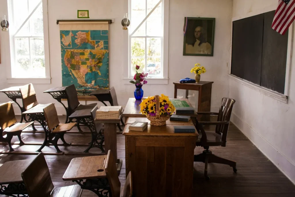 Aula con fiori sulla cattedra della maestra
