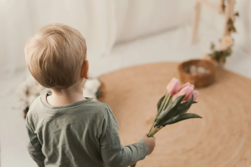 Bambino che porta dei tulipani, fiori per la maestra