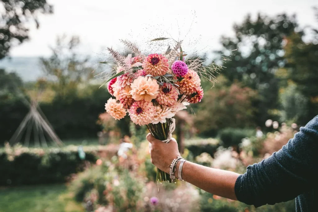 Uomo che porge un mazzo di fiori
