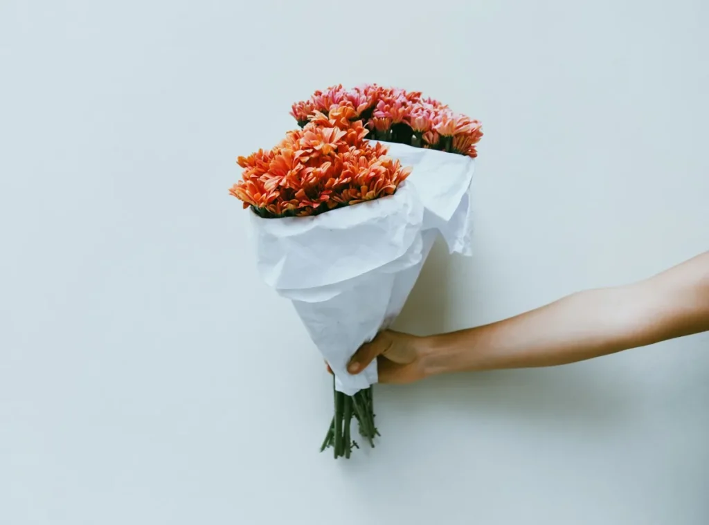 Mazzo di fiori consegnato a mano: mandare fiori a distanza