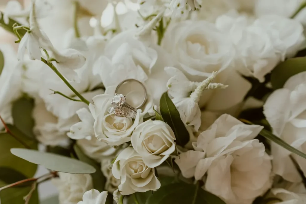 Rose bianche e fedi, fiori per 25 anni di matrimonio