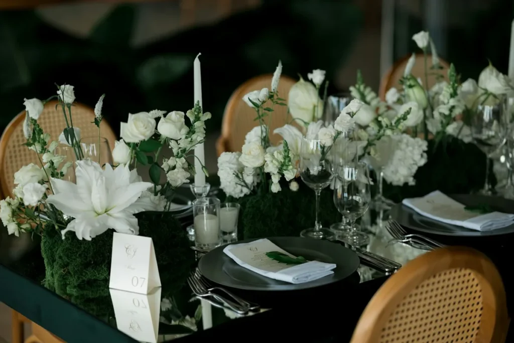 Tavola della festa con fiori bianchi per le nozze d'argento