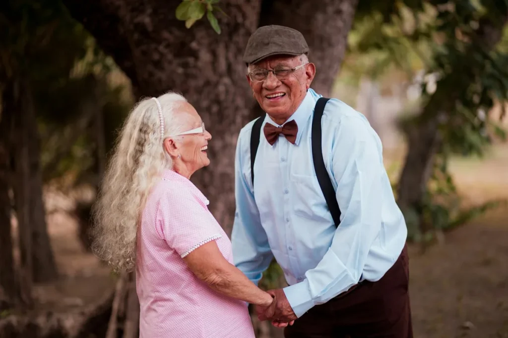 Coppia di anziani sposi che festeggia 50 anni di matrimonio