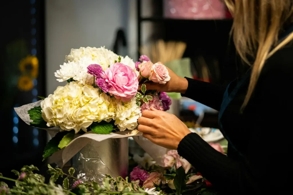 Fiorista che compone un bouquet ordinato online